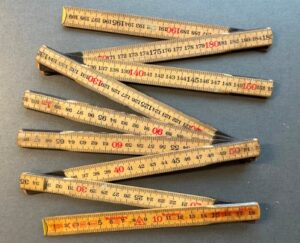 Elevopgaver med forskellige måder at måle med tommestok.