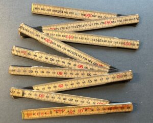 Elevopgaver med forskellige måder at måle med tommestok.