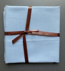 Aidastof til broderi. kan købes i forskellige farver og kvaliteter.