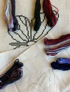 Verdensbroderidagen 2025 med frit broderi og korssting.