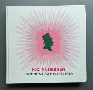 Bog med H C Andersens eventyr broderet af 124 brodøser.