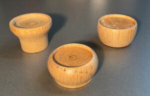 Kit med hånddrejet trænålepude og korsstingsbroderi.