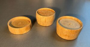 Kit med hånddrejet trænålepude og korsstingsbroderi.