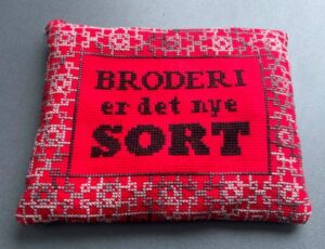Broderi er det nye sort. Korsstings kit.