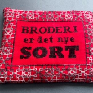 Broderi er det nye sort. Korsstings kit.